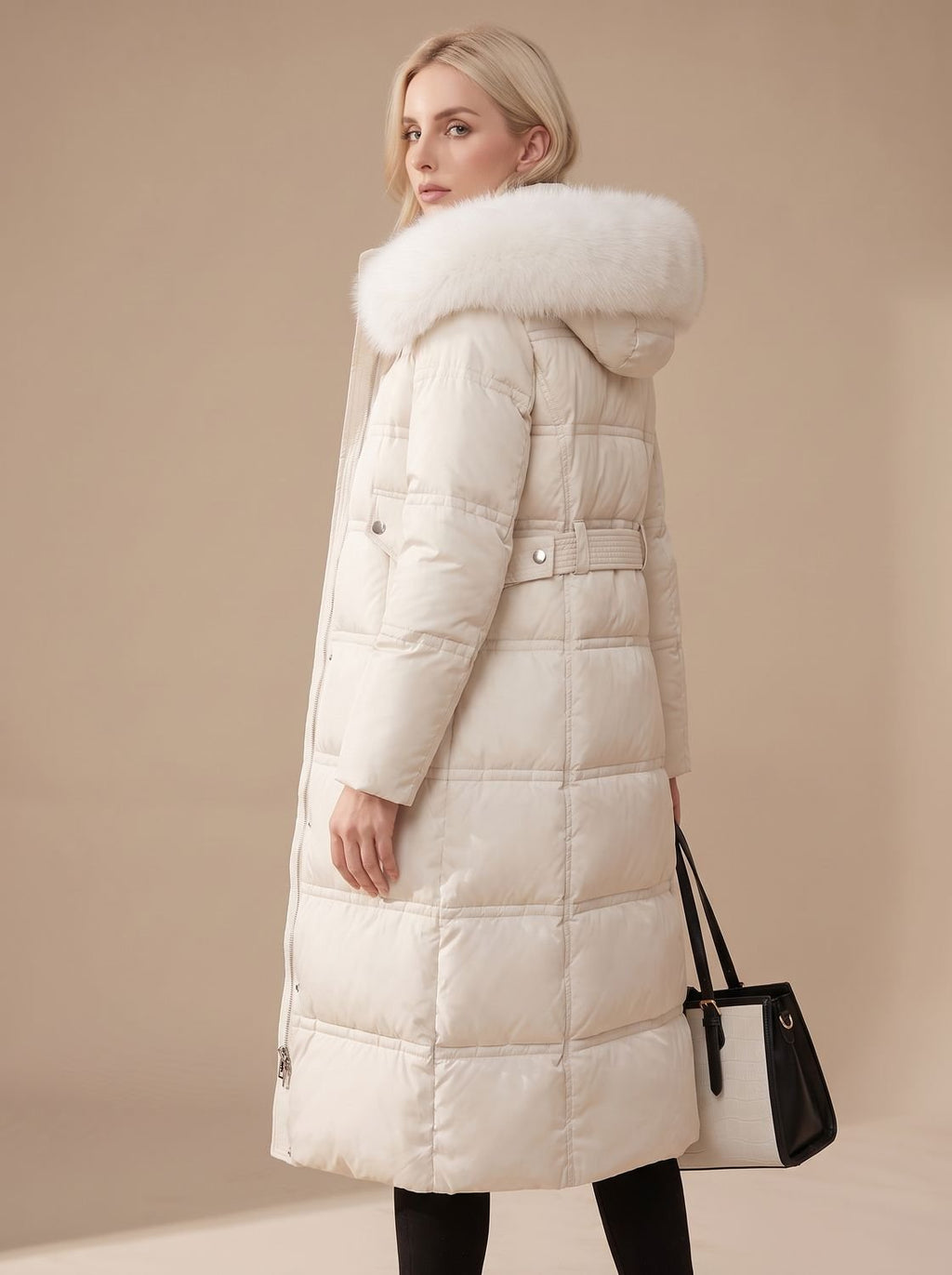 Modelo caminando con la parka larga en la ciudad