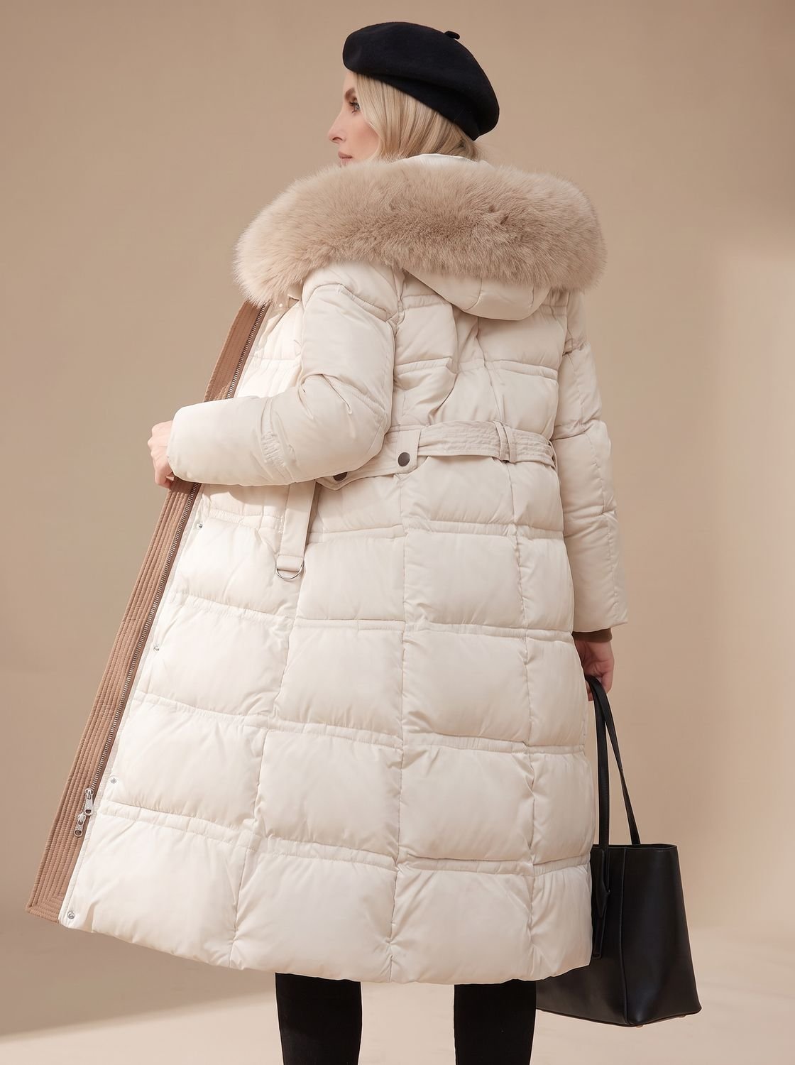 Parka larga en color blanco y beige sobre percha