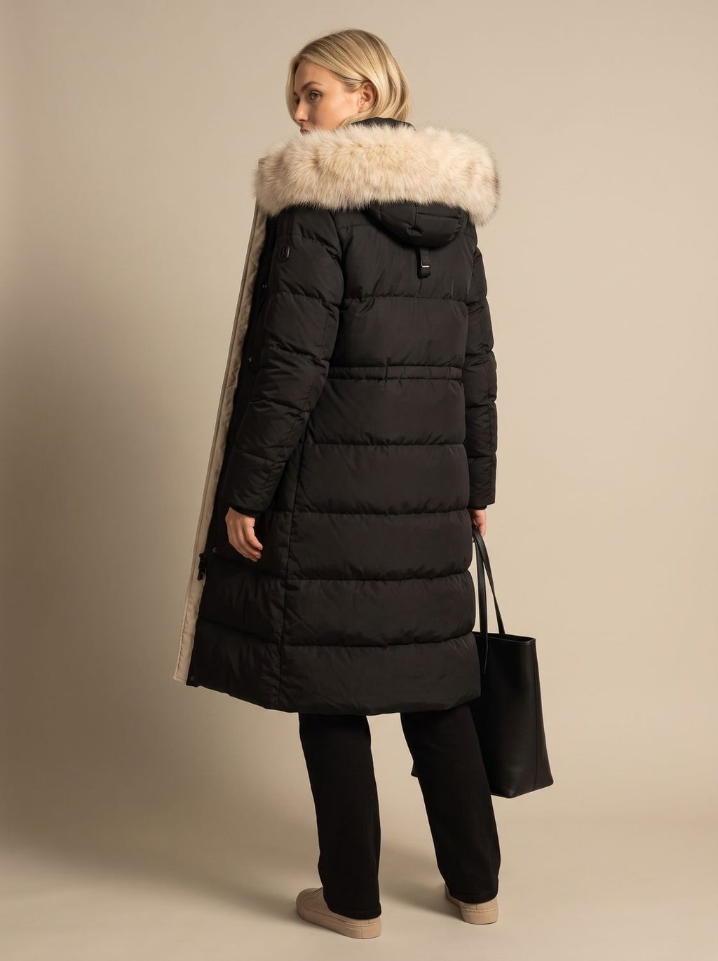 Parka larga en color blanco con capucha de pelo