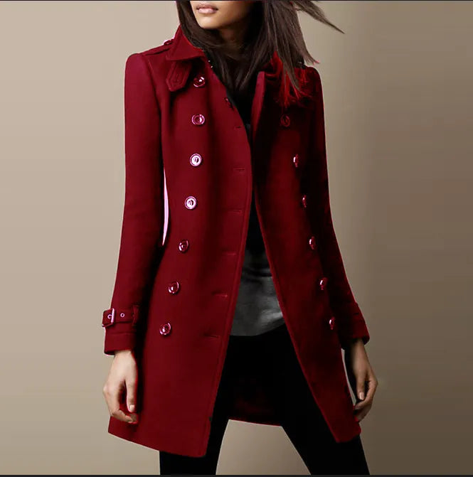 Vista completa del abrigo de invierno Aurelia combinado con look casual chic