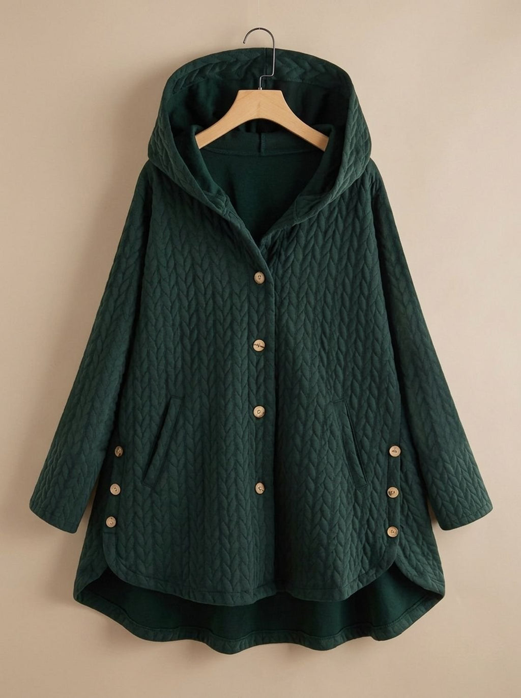 Abrigo acolchado con capucha combinado con jersey y vaqueros para look diario