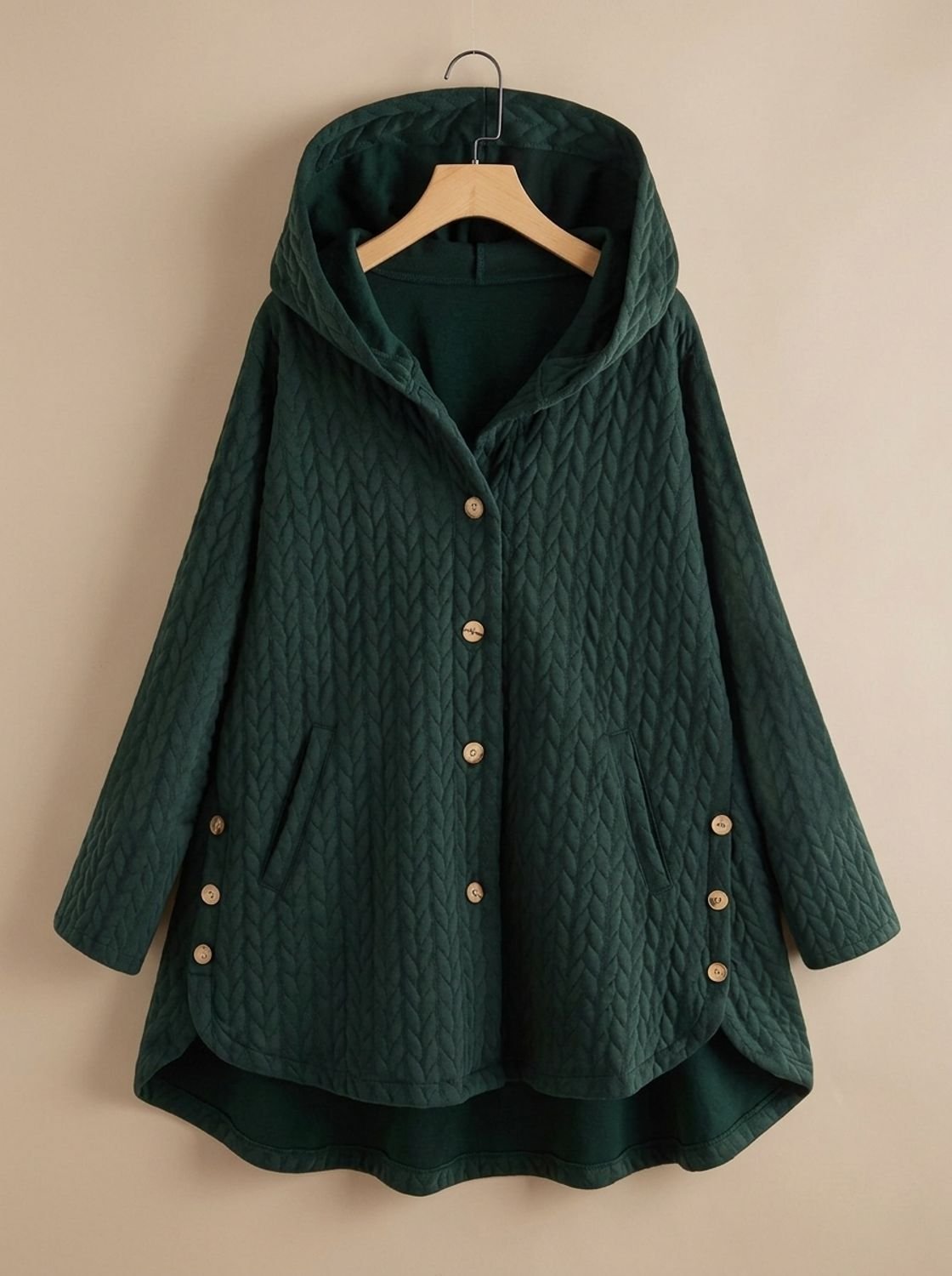 Abrigo acolchado con capucha combinado con jersey y vaqueros para look diario