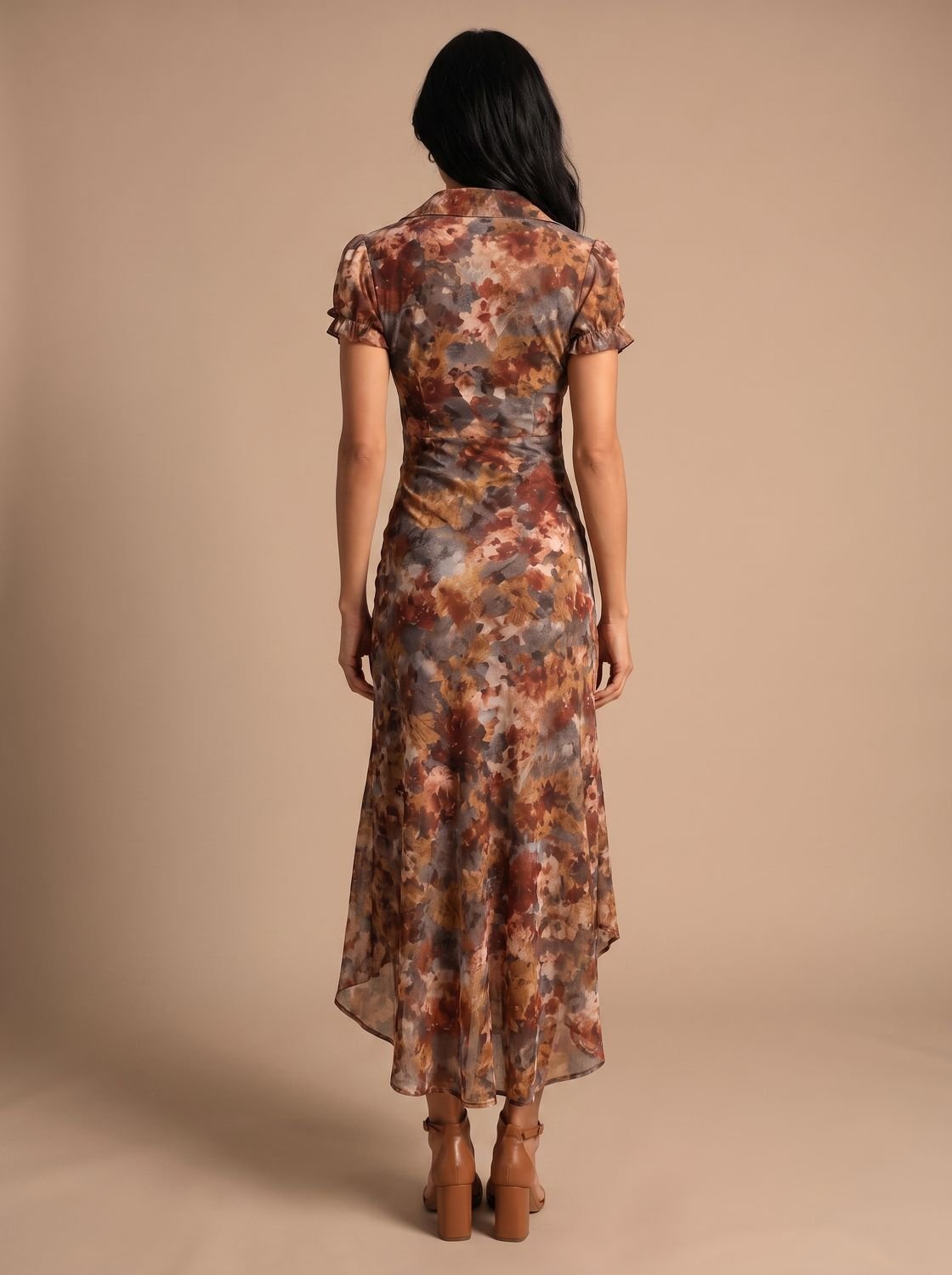 Detalle del fruncido central y estampado floral en tonos tierra del vestido Mireia